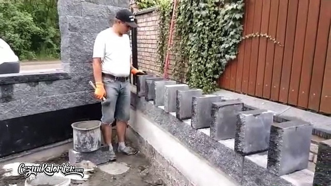 Hem Domino Oynayıp Hem Duvar Ören Adam