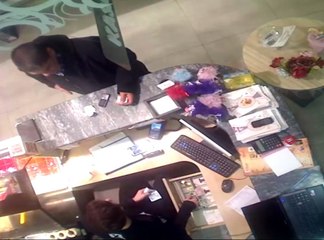 Parayı Yere Attı, Telefonu Kaptı