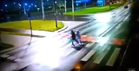 Aşırı Hız Cinayeti! Yaya Geçidinden Karşıya Geçen Çifti Metrelerce Öteye Fırlattı