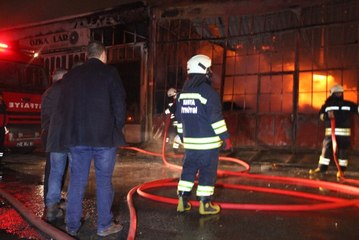 Marangozhanede Çıkan Yangın Beraberinde 3 Dükkana Zarar Verdi