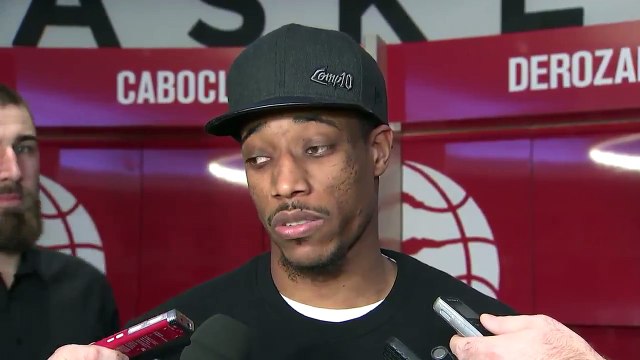 Jonas Valanciunas interrompt l'interview de DeMar DeRozan après son record