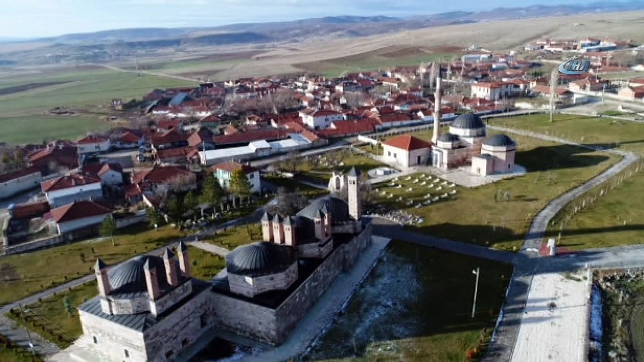 850 yaşındaki karadut ağacı meyve vermeye devam ediyor