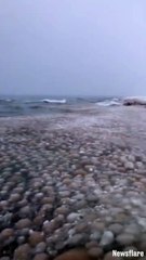 Quand le lac Michigan se retrouve couvert des milliers de boules de glace