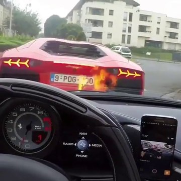 Sa Ferrari se met à cracher des flammes au démarrage