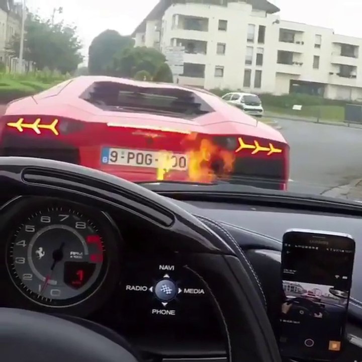 Sa Ferrari se met à cracher des flammes au démarrage