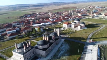 850 Yaşındaki Karadut Ağacı Meyve Vermeye Devam Ediyor