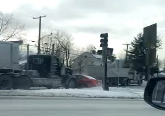 Tır Önüne Kıran Otomobili Böyle Sürükledi