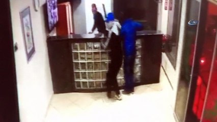 Tıp merkezinde silahlı ve palalı gasp kamerada