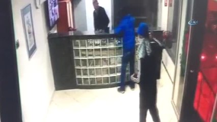 Tıp Merkezinde Silahlı ve Palalı Gasp Kamerada