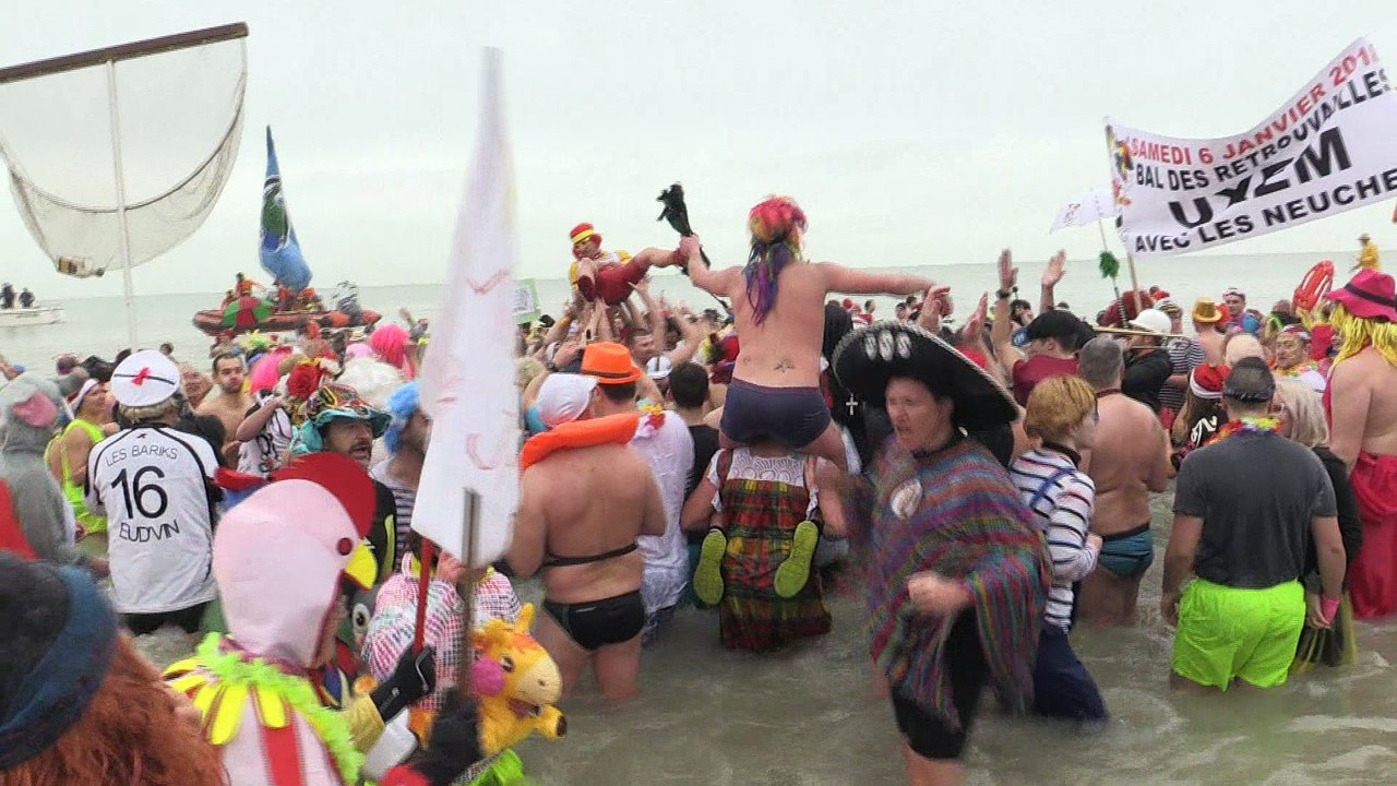 Dunkerque: le bain du Nouvel An pour 600 "givrés"