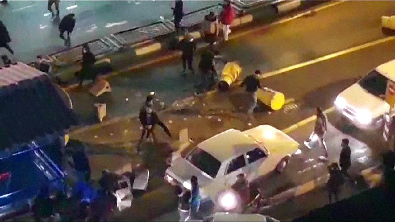 Iran protests: More deaths as Rouhani calls for unity