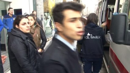 İnşaattan kopan tahta parçası İsrailli kadının başına böyle düştü