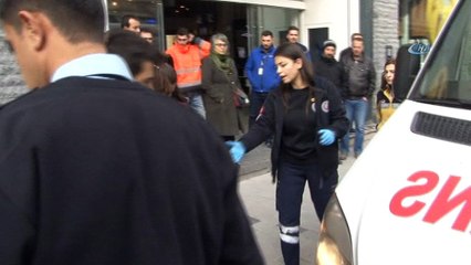 İstiklal Caddesi'nde yürüyen İsrailli kadının başına inşaattan tahta düştü