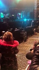 Smiley a privit-o pe Gina în timpul concertului de Revelion