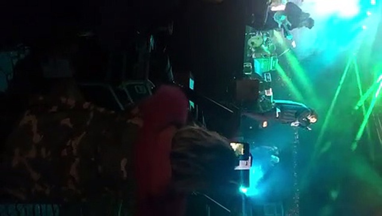 Smiley a privit-o pe Gina în timpul concertului de Revelion