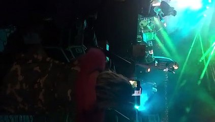 Smiley a privit-o pe Gina în timpul concertului de Revelion