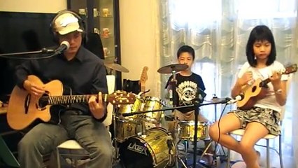 Un papa et ses deux enfants font une reprise de REM