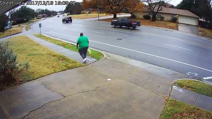 Un conducteur manque de faucher un piéton
