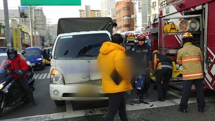 택배 차량 신호대기 중이던 SUV 추돌...1명 다쳐 / YTN