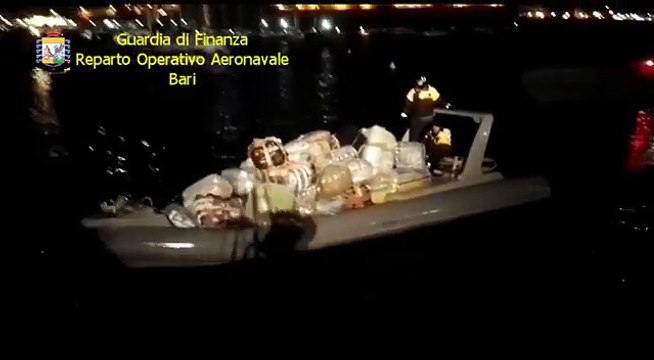 Puglia: bloccato un gommone carico di droga e armi. Arrestati tre albanesi