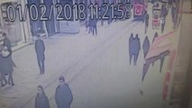 Başına Düşen Tahta Parçası Turisti Yaraladı - Güvenlik Kamerası (2) - İstanbul