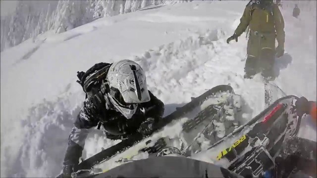 Bloqué sous sa motoneige il est sauvé par chance par d'autres riders !!