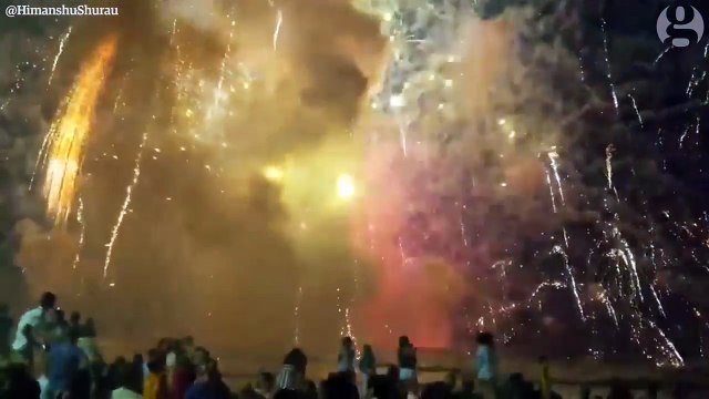 Cette barge de feu d'artifice s'enflamme d'un coup en Australie !