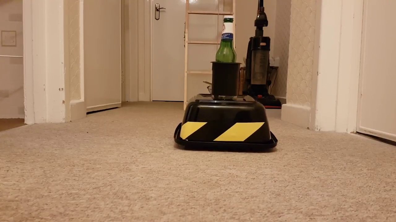 Il invente un service de bières automatique chez lui !! Du frigo à son lit sans bouger...