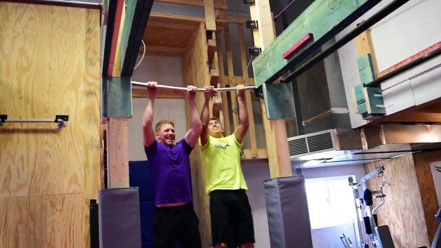 Tractions Salmon Ladder maîtrisées par ce sportif amateur !