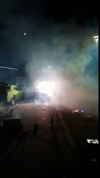 Tirer des feux d'artifices d'une voiture... ça part en flammes !