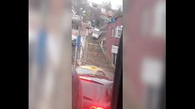 Merdivenleri yol gibi kullandı! Görenler gözlerine inanamadı