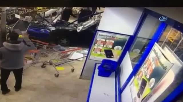 Otomobil Markete Girdi, Alışveriş Yapanlar Ölümden Son Anda Böyle Kurtuldu