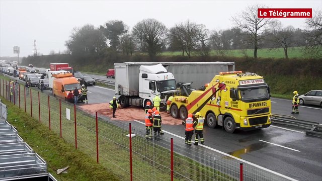 Plouisy (22). Un camion en travers de la RN12