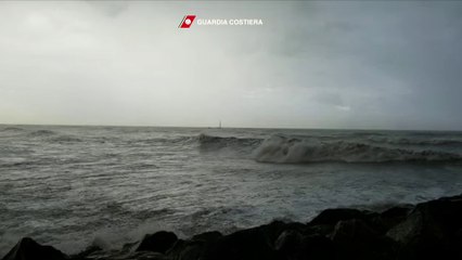 Ostia, soccorso catamarano semi affondato all'ingresso del porto