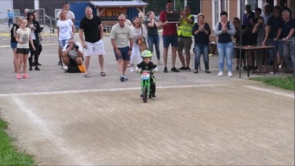 Cette course de vélo trop mignonne a une fin complètement inattendue... Regardez