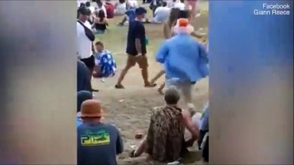 Il n'aurait jamais du essayer de toucher cette fille... Bien fait!