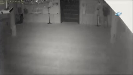 İmam ve cemaatin para toplayarak yardım ettikleri şahıs camiyi böyle soydu