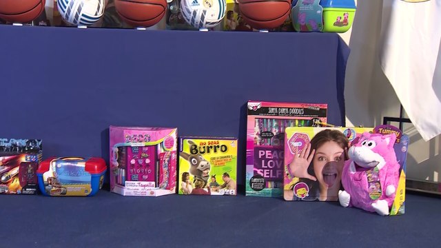 Los jugadores del Real Madrid entregan regalos por Navidad