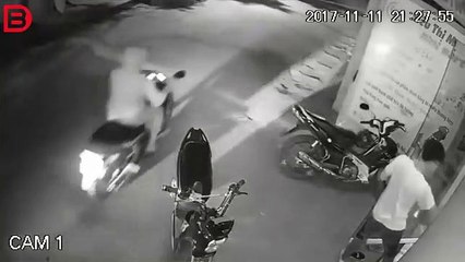 Ce motard se prend une énorme gamelle et continue de fumer sa clope tranquillement
