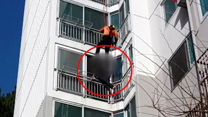 [영상] 투신하려는 남성 살린 소방관의 '발길질' / YTN