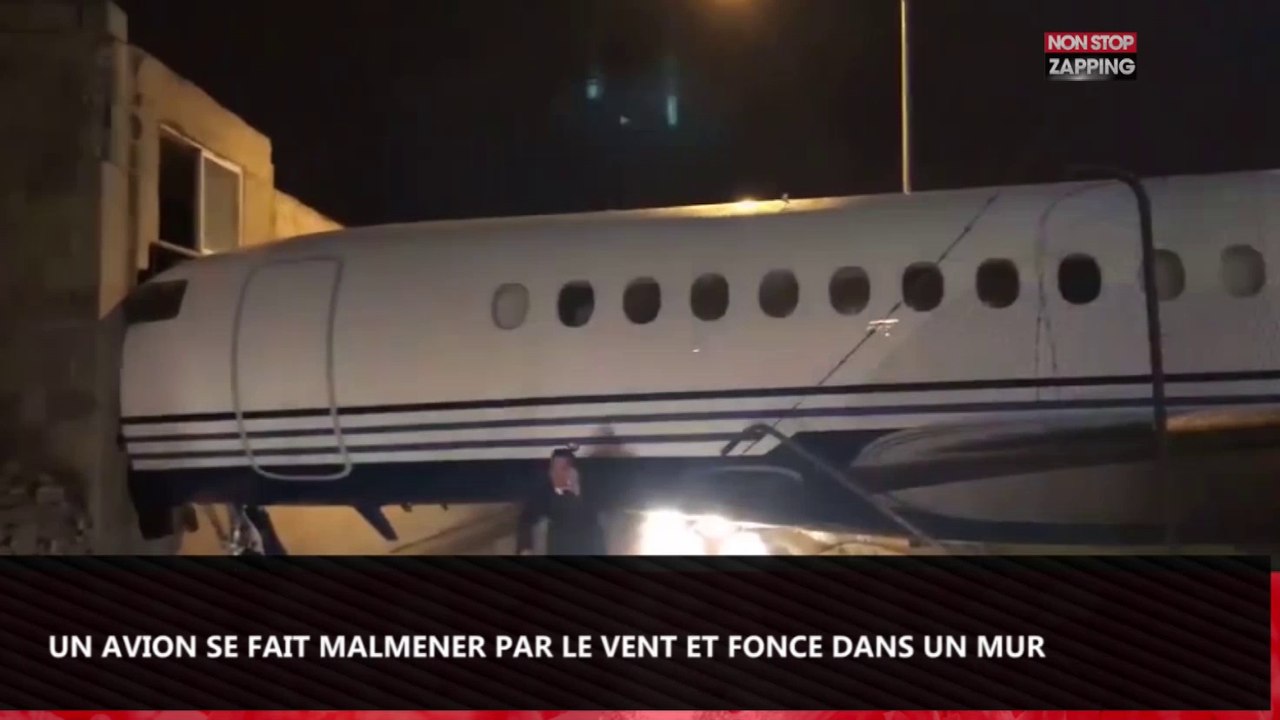 Un avion se fait malmener par le vent et fonce dans un mur (Vidéo)