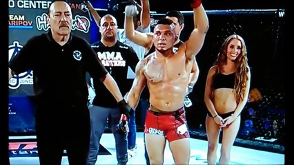 Tải video: Ce combattant MMA mais un coup à une hotesse... oups, pas fait exprès!