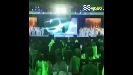 ALI ZAFAR SING  NATIONAL ANTHEM OF PAKISTAN AND HUGE FIREWORKS  ON NEW YEAR NIGHT CELEBRATION PAKISTAN