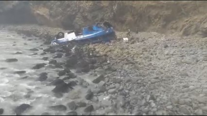 Al menos 25 muertos tras caída de autobús a acantilado en Perú