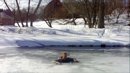 Ce gars fait une démonstration "in situ" sur la manière de s'en sortir lorsqu'on tombe à travers la glace