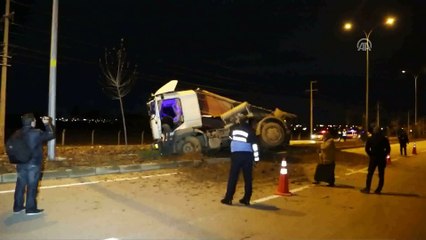 Pancar yüklü tır devrildi - KARAMAN