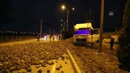 Pancar Yüklü Tır Devrildi