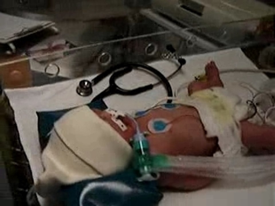 Film 2 petits cris et mouvements de jambes