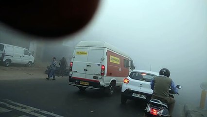 தலைநகர் டெல்லியில் கடும் பனிமூட்டம்-வீடியோ