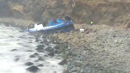 페루 해안도로서 버스 추락...30명 사망 / YTN